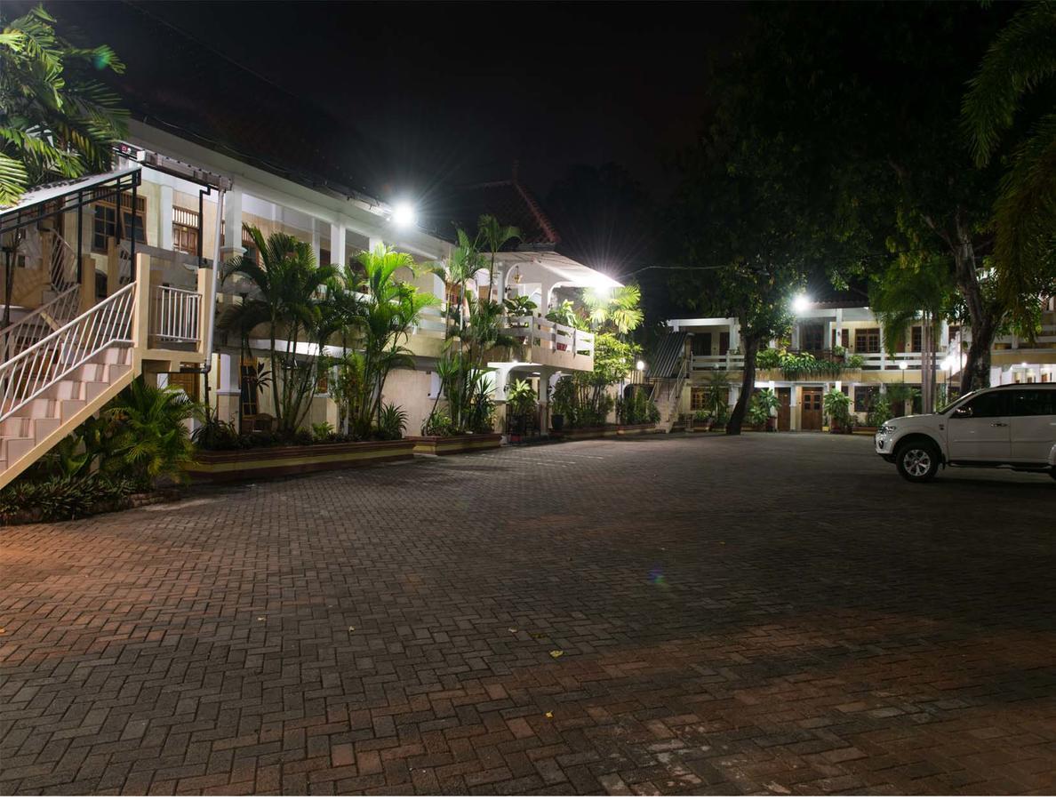 Hotel Wisma Djaja Syariah Bojonegoro Экстерьер фото
